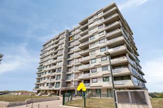 <p>Situé au neuvième étage de la Résidence Montréal entièrement rénovée, cet appartement bénéficie d'un emplacement exceptionnel à proximité de la plage et de l'Esplanade. Le centre de De Panne est également accessible à pied.<br /><br />L'orientation sud-ouest permet un ensoleillement optimal de l'après-midi jusqu'au soir. Depuis le séjour et la terrasse, vous profiterez d'une vue panoramique magnifique sur la mer et les dunes.<br /><br />L'agencement comprend un hall d'entrée avec toilette invités, un spacieux séjour lumineux avec de grandes fenêtres et accès à la terrasse ensoleillée, une cuisine ouverte, une salle de bain avec baignoire et lavabo, ainsi que deux chambres à coucher spacieuses.<br /><br /><strong>Atouts :</strong></p>
<ul>
<li>Emplacement idéal près de la plage et de l'Esplanade</li>
<li>Façade entièrement rénovée</li>
<li>Nouvelle menuiserie extérieure</li>
<li>Orientation sud-ouest ensoleillée</li>
<li>Vue panoramique sur la mer, les dunes et la zone naturelle</li>
</ul>
<p><br />Possibilité d'achat d'un garage souterrain.<br />Prix de vente : € 60 000</p>
