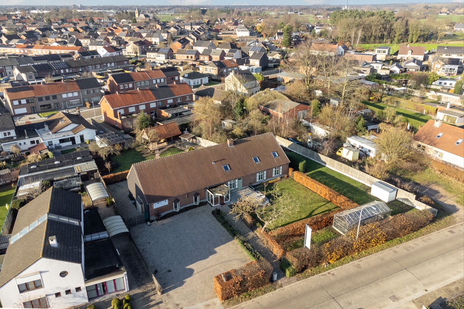 Woning met handelspand (voorheen restaurant) op een perceel van 2.128 m². - foto 2