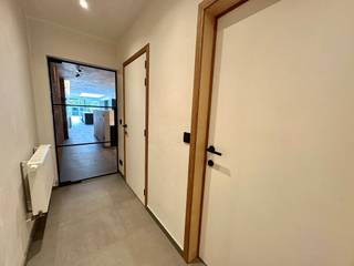 Deze schitterende huurwoning in het hart van Watervliet biedt een perfecte combinatie van modern comfort en energiezuinigheid. <br /><br />Deze excellent afgewerkte woonst is uniek voor de huurmarkt. Het huis biedt volop ruimte en comfort. Op het gelijkvloers vind je de leefruimte met een handige bureauhoek en een moderne keuken, voorzien van een lichtkoepel. De keuken is volledig uitgerust met onder andere een inductiekookplaat, twee combiovens, een vaatwasser en grote raampartijen die uitkijken op de mooi aangelegde tuin.<br /><br />Op de eerste verdieping zijn er twee ruime slaapkamers en een stijlvolle badkamer met inloopdouche, dubbele wastafel en toilet. De tweede verdieping beschikt over een derde slaapkamer en extra bergruimte. <br /><br />Achteraan de woning bevindt zich een ruime garage bereikbaar via een achtergelegen straat. Daarnaast is het huis volledig geïsoleerd en uitgerust met zonnepanelen, wat bijdraagt aan de energiezuinigheid. Ook beschikt de woonst over sfeerverlichting, een ventilatiesysteem en een geavanceerde elektrische installatie die klaar is voor een domoticasysteem, wat zorgt voor optimaal comfort en gebruiksgemak.<br /><br />Een unieke kans om te genieten van een uiterst comfortabele woning met moderne technologie in een rustige en groene omgeving! Aarzel niet en neem vandaag nog contact op met Louis Van Zele van Immo Francois Meetjesland voor meer informatie of om een bezichtiging voor deze unieke huurwoning in te plannen.<br /><br />