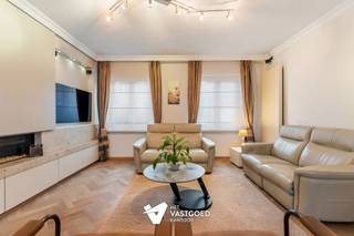 <p><span>Perfect onderhouden stadswoning (174m²) met 5 slaapkamers en aanpalende garage.</span></p><p><span> </span></p><p><span>Belangrijkste troeven: </span></p><p><span>- Centrale ligging</span></p><p><span>- Kwalitatief afgewerkt</span></p><p><span>- Uitstekend onderhouden</span></p><p><span>- 5 slaapkamers</span></p><p><span>- Volledig onderkelderd</span></p><p><span>- Stadstuin</span></p><p><span>- Aanpalende garage</span></p><p><span> </span></p><p><span>Bekijk zeker ook de grondplannen met de afmetingen. Zo krijgt u van thuis uit al een perfect beeld van wat deze woning te bieden heeft!</span></p><p><span> </span></p><p><span>Wenst u meer info of een vrijblijvende bezichtiging, contacteer dan ons kantoor op het nummer 011 85 15 15 en wij helpen u graag verder. </span></p>