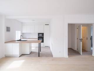 Aan de rand van Gent bevindt zich dit stijlvol gerenoveerde duplexappartement met twee slaapkamers, gelegen in een kleinschalige residentie...