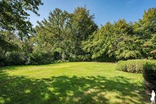 In de gegeerde wijk <strong>Schotenhof </strong>ligt deze unieke <strong>villa</strong>, omringd door groen, nabij scholen, sportclubs en op fietsafstand van twee dorpscentra.<br />De <strong>tuin </strong>ligt zonovergoten op het <strong>zuiden</strong>, zonder inkijk. De voortuin met haar gezellige waterpartij is riant, en kent een prachtig eiken <strong>bijgebouw</strong>, met verwarming en opbergplaats.<br /><br /><strong>INDELING</strong><br />Via enkele treden kom je via een zeer brede inkomdeur in een riante inkomhal. De dubbele glazen deur geeft meteen verbinding met de leefruimte, waar dezelfde mooie natuurstenen vloer doorloopt. Het verhoogde zitgedeelte kent een gezellige open haard. Voorts is er nog een eetgedeelte met toegang tot de keuken. Langs voor- en achterzijde voel je de verbinding met de groene tuin.<br />Aansluitend is de keuken met het hart van de woning, de AGA, en een gezellig eiland met eetgelegenheid. Miele ovens. Het houten werkblad dient opgefrist te worden. De glazen deurtoegang naar het terras en de tuin is heerlijk . Een bureau of polyvalente kamer met eveneens toegang tot het terras en vervolgens een praktische ruime bijkeuken. <br />De dubbele <strong>inpandige garage </strong>biedt niet alleen plaats voor twee auto’s, maar zorgt ook voor extra opbergruimte.<br /><br /><strong>Eerste verdieping</strong><br />De nachthal geeft toegang tot de hoofdslaapkamer, een badkamer en nog drie bijkomende slaapkamers met tal van ingemaakte kasten met een tweede badkamer.<br /><br />Een tweede trap biedt toegang tot een riante kamer met mezzanine en nog eens toegang tot een zolder. <br />Volop ruimte, nog in te delen naar believen.<br />Een kelder met bijzonder veel ruimte.<br /><br />De prachtig aangelegde tuin heeft een ideale <strong>zuid-oriëntatie</strong>, waardoor u hier vanaf de vroege ochtend tot laat in de middag volop van de zon geniet. Een waar paradijs in alle privacy en rust.<br /><br /><strong>Bijzonderheden</strong><br />* Toplocatie: Residentieel en groen gelegen in Schotenhof, vlakbij ’s Gravenwezel, én Schoten, diverse scholen én sportfaciliteiten met ondermeer gerenommeerde tennisclub.<br />* Ruimte & potentieel: Familiewoning met 5 slaapkamers en 2 badkamers.<br />* Buitenleven: Prachtig zonnige tuin met optimale privacy en riant eiken bijgebouw.<br />* Praktisch: Inpandige dubbele garage, én een extra garage én riante voortuin. Comfortabele bijkeuken en opbergzolder. <br /><br />Een unieke gelegenheid.