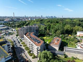 <p>Project Ananda heeft voor u een ideale leefomgeving gecreëerd bestaande uit 3 eigentijdse residenties, helemaal afgestemd op uw behoeften, in een aangelegd privépark vlak bij alle faciliteiten en slechts 5 km van hartje Brussel. Uw nieuwe thuis is opgetrokken met de nieuwste bouwtechnieken en voorzien van de beste energieprestaties en een superieure akoestiek. De bewoners genieten dus van een prachtig uitzicht op de vijver en het groen.<br /><br />De zuidelijke rand van de gemeente Neder-over-Heembeek, waar Ananda ligt, loopt langs het kanaal en vormt de grens met de gemeenten Schaarbeek, Evere en Laken. De Brusselse Grote Markt ligt op slechts 5 kilometer, De Ring en A12 bevinden zich op 5 minuten rijden.<br /><br />Residentie Magnolia bestaat uit 47 appartementen met één, twee of drie slaapkamers en 2 commerciële ruimtes. Dankzij de ligging genieten de verschillende types appartementen van residenties Magnolia van het vele daglicht dat binnenvalt. De grote ramen nodigen uit om te genieten van de terrassen. De laatste appartementen zijn ondertussen instapklaar tegen de akte. Contacteer ons snel voor een bezoek ter plaatse.</p><p>Tijdelijke actie! Koop nu en krijg een tweede kelderberging twv € 4500 gratis. Voor investeerder bieden wij tevens 6 maand verhuurgarantie aan!</p>