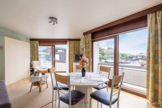 Deze studio op AAA-ligging omvat: inkomhal met 2 bergkasten; badkamer met toilet, lavabo en bad; living met kitchinette; zijdelings terras.Dit pand...