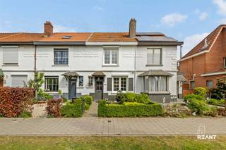 <p><span>Charmante woning met tuin nabij Fort V </span></p><p><span> </span></p><p><span>In een rustige en gegeerde omgeving, op wandelafstand van het prachtige Fort 5, bevindt zich deze charmante woning boordevol authenticiteit en potentieel. Hier woont u in alle sereniteit, omringd door groen, terwijl winkels, scholen en verbindingswegen vlot bereikbaar blijven.</span></p><p><span>De woning verwelkomt u via een inkomhal die toegang geeft tot een lichtrijke leefruimte met aangename natuurlijke lichtinval. Aansluitend bevinden zich de eetkamer, de badkamer en de keuken. Vanuit de keuken bereikt u het verzorgd en onderhoudsvriendelijk tuintje, oostgericht en verrassend zonnig gedurende de volledige namiddag — een ideale plek om in alle rust te genieten van het buitenleven.</span></p><p><span>Op de eerste verdieping bevinden zich twee ruime slaapkamers met een aangenaam ruimtegevoel.</span></p><p><span>De zolderverdieping biedt bovendien interessante uitbreidingsmogelijkheden. Mits de nodige aanpassingen kan hier extra woonruimte worden gecreëerd, zoals bijkomende slaapkamers en/of een volwaardige badkamer op de verdieping, waardoor de woning perfect kan meegroeien met uw woonwensen.</span></p><p><span> </span></p><p><span>Bijzonderheden: </span></p><p><span> </span></p><p><span>* Rustige ligging nabij het groene Fort V </span></p><p><span>* Charmante woning met veel lichtinval </span></p><p><span>* Twee ruime slaapkamers </span></p><p><span>* Verzorgd, zonnig stadstuintje </span></p><p><span>* Uitbreidingsmogelijkheden via de zolder </span></p><p><span>* Ideale starterswoning of investering met potentieel </span></p><h2><span>De woning met karakter is gelegen in een rustige en kindvriendelijke buurt, op korte afstand van scholen, winkels, openbaar vervoer en recreatiemogelijkheden. Dankzij de vlotte verbindingswegen bereikt u Antwerpen, Brussel en de omliggende gemeenten snel en eenvoudig.</span></h2><p><span>Benieuwd naar de waarde van uw woning? Maak je gratis online schatting op onze website: https://www.reant.be/nl/</span></p><p><span> </span></p><p><span> </span></p><p><span> </span></p><p><span> </span></p><p><span> </span></p>