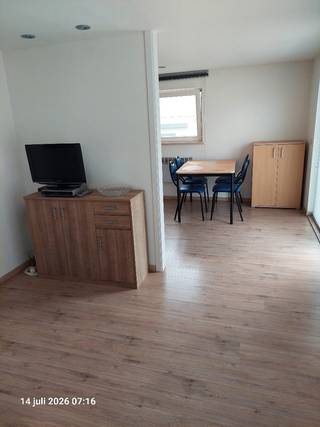 Lichtrijke, ruime studio met 2 afzonderlijke slaaphoeken en bijzonder ingericht met open keuken, toilet, douche, lavabo, changing-room en bergplaats. Afzonderlijke privatieve ingang met recent vernieuwde trap en zonnig ruim terras. Inclusief een eigen open parkeerplaats voor de auto en daarnaast een fietsenstalling. Afzonderlijke eigen gesloten bergplaats onder de trap Modern meubilair in zeer goede staat inbegrepen. Unieke studio gelegen in een gezellige, rustige en groene omgeving op korte wandelafstand van strand, zee, duinen en bos.