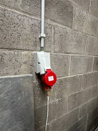 Te huur - loods van 100m² te Hamme Bent u als ondernemer op zoek naar een loods met uitstekende bereikbaarheid, verzorgde uitstraling en moderne...