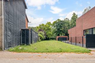 Op wandelafstand van het centrum van Halen ligt deze mooie bouwgrond voor half open bebouwing. Alle voorzieningen (school, jeugdbeweging, sport, winkels, gemeentehuis, horeca,...) bevinden zich hierdoor in de directe omgeving. Op +/- 150m is er een bushalte. Via de N2 is er een zeer vlotte verbinding. <br />In bijlage vindt u de verkavelingsvergunning, het verkavelingsplan en de verkavelingsvoorschriften. <br /><br />Interesse? 011/873307 of info@puur-groep.be
