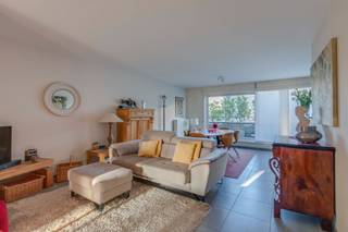 Bent u op zoek naar <strong>een ruim en veelzijdig appartement met een uitstekende bereikbaarheid</strong>?<br />Dan is dit <strong>verzorgde duplexappartement</strong> in de Mercatorstraat, op <strong>wandelafstand van het station van Sint-Niklaas</strong>, beslist een bezoek waard.<br />Gelegen in een <strong>recente residentie met lift</strong>, biedt dit <strong>instapklare appartement maar liefst 123 m² bewoonbare oppervlakte, drie slaapkamers, drie terrassen, een private externe berging én een autostaanplaats inclusief in de prijs.</strong><br /><br />Via de inkomhal op de derde verdieping betreedt u het appartement. Hier bevinden zich een afzonderlijk gastentoilet en de trap naar de onderliggende verdieping. Op deze tweede verdieping vindt u een ruime multifunctionele kamer met een eigen terras.<br />Deze ruimte leent zich perfect als derde slaapkamer, maar is dankzij de discrete en afgescheiden ligging eveneens ideaal als thuisbureau, praktijkruimte voor een vrij beroep, hobbyruimte of zelfs voor co-housing.<br />De lichtrijke leefruimte biedt alle comfort en geeft rechtstreeks uit op het aangename terras aan de voorzijde. Ook de verzorgde, volledig uitgeruste keuken staat in verbinding met dit terras en beschikt bovendien over een praktische aansluitende berging.<br />Verder beschikt het appartement nog over bijkomend twee volwaardige slaapkamers, waarvan één met toegang tot een ruim zonneterras. De stijlvolle badkamer is uitgerust met een douche, een lavabo en een tweede toilet.<br />Ook op technisch vlak scoort dit appartement uitstekend. De elektrische installatie is volledig conform de geldende regelgeving en met een EPC-score van slechts 130 kWh/m² geniet u van een energiezuinige woonst met lage energiekosten.<br /><br /><strong>Troeven van dit appartement:</strong><br />- Ruim duplexappartement van 123 m²<br />- Drie volwaardige slaapkamers<br />- Drie terrassen<br />- Veelzijdige extra ruimte ideaal als bureau, praktijk of derde slaapkamer<br />- Recente residentie met lift<br />- Private externe berging<br />- Inclusief autostaanplaats<br />- Conforme elektrische installatie<br />- Energiezuinig (EPC 130 kWh/m²)<br /><br />Interessante ligging op wandelafstand van station, winkels, scholen en het stadscentrum<br /><br />Bent u op zoek naar een ruim appartement met tal van mogelijkheden, een uitstekende ligging en een bijzonder sterke prijs-kwaliteitverhouding? Dan is dit ongetwijfeld een buitenkans.<br /><br />Contacteer ons vandaag nog voor meer informatie of een bezoek ter plaatse.