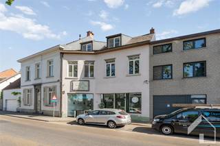 Polyvalente woning in het centrum van Broechem met mogelijkheid tot uitbating van een handelszaak (of vrij beroep).Op de gelijkvloerse verdieping...