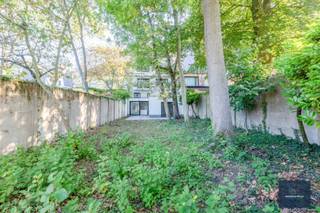 Ga naar de website van de makelaar <br />makelaarshuys.be en schrijf u in bij het pand te huur voor de bezoekdag op woensdag 28/9/2026.<br /><br />Huurprijs 2200€/maand <br />50 euro : kost algemene delen<br />exclusief EGW+internet.<br /><br />Dit prachtige duplex- appartement (142m²) met grote tuin gelegen in de geliefde Patijntjestraat te Gent is onlangs gerenoveerd in 2025 en voldoet aan alle vereisten voor een comfortabel en modern verblijf. Gelegen in het hart van de stad, biedt dit appartement een geweldige uitvalsbasis. <br /><br />Het appartement beschikt over alle nodige voorzieningen, waaronder een volledig uitgeruste open keuken, een ruime woonkamer, 4 comfortabele slaapkamers en 3 moderne badkamers, een extra wasberging en opbergruimte. De renovatie heeft gezorgd voor een frisse en eigentijdse uitstraling, met smaakvolle inrichting en hoogwaardige afwerkingen. <br />Er is ook een fietsenberging met code klavier.<br /><br />Cv op aardgas: radiatoren <br />Gunstig epc :78A<br />Zonnepanelen<br />laadpaal elektrische wagen<br />Mogelijkheid tot het huren van 2 garageplaats(en) 100€/maand per parkeerplaats.<br /><br />Dankzij de gunstige ligging zijn alle populaire bezienswaardigheden, restaurants, winkels, scholen openbaar vervoer,... vlot te bereiken, tevens vlotte verbindingen. nabij de Blaarmeersen en station Gent-Sint-Pieters.<br /><br />Mogelijkheid tot het huren van een garageplaats(en) 100€/maand. <br /><br />Meer info of graag een ander bezoekmoment inplannen : <br /><br />sofie@makelaarshuys.be 0468 24 65 84