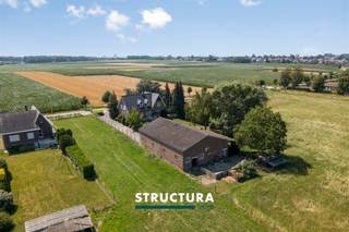 Villa met vergunde loods op een uitzonderlijk perceel van ca. 45 are, omgeven door velden in Grimbergen.Bent u op zoek naar een eigendom waar wonen, ruimte en functionaliteit perfect samenkomen? Dan is deze vrijstaande villa, gelegen op een uitzonderlijk perceel van ca. 45 are in een groene omgeving te Grimbergen, zeker een bezoek waard.Omgeven door uitgestrekte velden en genietend van een prachtig open zicht, biedt deze eigendom een unieke combinatie van privacy, wooncomfort en tal van mogelijkheden. De vergunde loods maakt het geheel bovendien bijzonder interessant voor zelfstandigen, hobbyisten of wie op zoek is naar extra opslagruimte.IndelingGelijkvloers: ruime inkomhal met vestiaire en gastentoilet, lichtrijke leefruimte met kachel, eetplaats, keuken en garage met automatische poort.Eerste verdieping: nachthal, 3 slaapkamers, badkamer, bureau en zolder.Kelder: verschillende kelderruimtes.Exterieur: ruime oprit met verschillende parkeerplaatsen, prachtig aangelegde tuin met volwassen bomen en optimale privacy, alsook een vergunde loods van ca. 12,32 m x 20,70 m.Karakteristieken- Vrijstaande villa op een perceel van ca. 45 are (oppervlakte nog definitief op te meten door landmeter)- Vergunde loods van ca. 255 m² (12,32 m x 20,70 m)- 3 slaapkamers en bureau- Garage met automatische poort- Prachtige tuin met veel bomen en maximale privacy- Vrij vanaf 15/01/2027Een eigendom zoals deze komt zelden op de markt. Dankzij de combinatie van een landelijke ligging, een ruime villa, een uitzonderlijk perceel en een vergunde loods biedt deze eigendom tal van mogelijkheden voor zowel gezinnen als zelfstandigen. Contacteer Structura voor meer informatie of een bezoek ter plaatse via 02 460 80 46 of info@structura.be