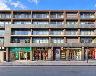 <p><span>Cet</span><span> appartement est</span><span> situé dans la Heistraat, près du </span><span>Bist </span><span>, dans le </span><span>centre de Wilrijk. </span><span>L'emplacement est super central </span><span>avec des supermarchés, des transports publics à distance de marche. </span><span>L'accessibilité </span><span>aux routes principales (A12 et E19) est également </span><span>sublime</span><span>ici </span><span>.</span></p><p><span> </span></p><p><span>L'appartement est situé au </span><span>deuxième étage </span><span>d'un </span><span>immeuble calme et agréable.</span><span> On entre dans l'appartement par le </span><span>hall d'entrée</span><span> qui donne accès aux autres pièces. Le hall d'entrée comporte une </span><span>armoire.</span><span> À l'avant de l'appartement se trouve l'</span><span>espace de vie avec une cuisine ouverte.</span><span> La cuisine ouverte est équipée d'un </span><span>four</span><span>, d'une </span><span>plaque de cuisson</span><span>, d'un </span><span>évier</span><span> et d'un </span><span>lave-vaisselle</span><span>. </span><span> La </span><span>première terrasse</span><span> est accessible </span><span> depuis l'espace de vie </span><span>. </span><span> À l'arrière de l'appartement se trouvent les </span><span>deux chambres à coucher</span><span>. </span><span> La chambre principale donne accès à la </span><span>deuxième terrasse. </span><span>La </span><span>salle de bains </span><span>est équipée d'un lavabo, d'une douche à l'italienne et d'un placard. Il y a également des </span><span>toilettes séparées</span><span> et un </span><span>débarras </span><span> pratique </span><span>avec un branchement pour la machine à laver. Enfin, il y a également une </span><span>cave. </span></p><p><span> </span></p><p><span>Aménagement</span></p><p><span>- hall d'entrée</span></p><p><span>- séjour avec cuisine ouverte</span></p><p><span>- 2 terrasses</span></p><p><span>- chambre 1 </span></p><p><span>- chambre 2 </span></p><p><span>- toilettes séparées</span></p><p><span>- salle de bain <br />- rangement </span></p><p><span>- stockage en sous-sol</span></p><p><span> </span></p><p><span>Généralités</span></p><p><span>- ascenseur présent <br />- frais communs : provision 75 euro par mois <br />- charges sur compteurs propres</span></p><p><span>- vient d'être repeint </span></p><p><span> </span></p><p><span>Vous êtes intéressé par cet appartement à louer dans le centre de Wilrijk, vous êtes à la recherche d'autres biens immobiliers ou vous souhaitez connaître la valeur de votre bien ? Dans ce cas, BOLT immo est l'endroit idéal pour vous ! Nous nous ferons un plaisir de vous aider.</span></p><p><span> </span></p>