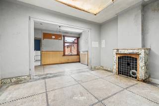 Te renoveren woning met authentieke uitstraling, gelegen in het centrum van Sint-Niklaas. Deze ruime gezinswoning met maar liefst 5 slaapkamers biedt een solide basis en heel wat potentieel voor wie op zoek is naar een renovatieproject met karakter. Dankzij de centrale ligging, de aangename ruimtes en de uitbreidbare indeling vormt dit pand een mooie opportuniteit om een woning volledig naar eigen smaak en comfort in te richten.<br />Op het gelijkvloers bevinden zich een inkomhal, living, keuken, toilet, kelder en een ruime berging, met daarbij een terras. Op de eerste verdieping treft u twee slaapkamers en een badkamer aan. Via een vaste trap bereikt u de tweede verdieping, waar nog drie bijkomende slaapkamers aanwezig zijn, goed voor in totaal 5 slaapkamers.<br />Buiten is er bovendien een werkruimte of magazijntje aanwezig, ideaal voor wie nood heeft aan extra opslag of een eigen atelier.<br />De woning beschikt reeds gedeeltelijk over dubbele beglazing en vormt zo een prima uitgangspunt om deze ruime gezinswoning volledig naar eigen inzicht te renoveren. Op deze woning rust de renovatieplicht vanwege EPC E of F. Dankzij de centrale ligging bevinden winkels, scholen en openbaar vervoer zich op wandelafstand.<br />G-score: C<br />P-score: C<br />Bel of mail ons voor een afspraak op het nummer: 052/46.38.03 of info@uw-huis.be en wie weet tot binnenkort!<br />