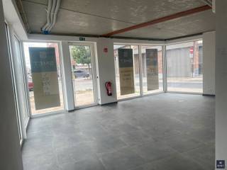 MODERNE HANDELSRUIMTE + PARKEERPL. OP TOPLOCATIE – NIEUWBOUW Bent u op zoek naar een instapklare ruimte voor uw winkel, kantoor, showroom of...