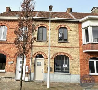 Stadswoning met karakter, comfort én potentieel - op een toplocatie! <br /><br />Wonen op in hartje centrum, in een gezellige stadsomgeving waar alles dichtbij is? <br />Deze charmante stadswoning biedt precies dat: een sterke basis, praktische ruimtes en mogelijkheden om verder naar eigen smaak te verfijnen. <br /><br />Bij het binnenkomen valt meteen de frisse inkomhal op die de woning een verzorgde eerste indruk geeft. <br />Gastentoilet in de hal. <br />Lichtrijke woonkamer waar een warme en gezellige sfeer heerst. <br />Aansluitend bevindt zich de perfect ingerichte keuken met hoogwaardige toestellen (Miele).  Een echte troef voor wie graag kookt en houdt van kwaliteit.<br />Praktisch ingericht en voorzien van heel veel opbergruimte. <br /><br />Achteraan ligt een knusse stadskoer, perfect voor een rustig koffiemoment, een aperitief in de zon of een klein groen hoekje midden in de stad. <br /><br />Ook praktisch scoort deze woning goed met een handige berging en een kelder, die extra opslagruimte bieden. <br /><br />Op de verdieping zijn twee kamers: <br />- een aangename slaapkamer aan de staatzijde waar je via de twee ramen veel licht binnen trekt<br />- een binnenkamer die perfect kan dienen als bureau, dressing of hobbykamer<br /><br />Voeg hier nog de prima ingerichte badkamer bij. Voorzien van een ruim lavabomeubel en een knappe inloopdouche en een toilet. <br />De jacuzzi werd al geplaatst maar moet nog verder afgewerkt worden. <br /><br />Daarnaast biedt de woning extra potentieel met de dakverdieping die nog volledig naar eigen wens af te werken is. <br />Dit geeft de kopers de kans om naar eigensmaak extra ruimte te creëren. <br /><br />EPC E - mits het plaatsen van de dakisolatie (reeds in de woning aanwezig) een EPC B te bekomen. <br /><br />Een ideale woning voor starters, stadsliefhebbers of investeerders die ene solide basis zoeken met groeimogelijkheden. <br /><br /> 