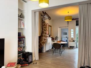 Deze woning is uitstekend gelegen in een rustige straat nabij het centrum van Gent, meerdere parken, openbaar vervoer, winkels en scholen alsook de aansluiting met de verbindingswegen: R4, E40,E17,...<br />De woning biedt tal van mogelijkheden dankzij de vele ruimtes en charmante elementen zoals bv de hoge plafonds.<br />Er is geen buitenruimte of garage bij de woning inbegrepen.<br /><br />Indeling:<br />GV: momenteel ingericht als aparte studio met woonkamer, keuken, apart toilet, slaapkamer met douche en wastafel.<br />1eV: momenteel ingericht als volgt: woonkamer met kitchenette, ruime slaapkamer, badkamer met douche, wastafel en toilet + voorziening wasmachine.<br />2eV: grote, eventueel verder in te richten of uit te breiden, zolderverdieping (vaste trap aanwezig).<br /><br />Voor meer info of bezoek: contacteer SARA - CENTER OFFICE: 0478 90 27 09.<br /><br />EPC: 688 kwh/m<sup>2</sup>/jaar - Label F - renovatieverplichting: JA.<br />Bruikbare vloeropp: 199 m<sup>2 </sup>(opgemeten volgens EPC).<br />Asbestattest: Niet asbestveilig: 1 asbestmaterialen - 0 Beperking - 1 uitsluiting.<br />Stedenbouwkundige inlichtingen: In aanvraag 18/03/2026.<br /> 