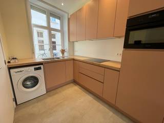 Op een RUSTIGE toplocatie in de BINNENSTAD vinden we deze KNAPPE stadswoning terug. De woning verwelkomt je met een inkomhal voorzien van vestiaire. De LICHTRIJKE leefruimte met open, uitgeruste keuken geeft uit op een ruim en ZONNIG TERRAS, de ideale plek om heerlijk te ontspannen.<br />Op de verdiepingen bevinden zich 2 slaapkamers en een badkamer. Een stadswoning met een WARME uitstraling, waar rust, comfort en een centrale ligging perfect samenkomen. Hier is het werkelijk zalig thuiskomen! De woning werd trouwens VOLLEDIG GERENOVEERD in 2024 en is voorzien van vloerverwarming! EPC 157 kWh/m²jaar – UC3826393