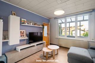 <p><span>Charmante & verzorgde woning te Duffel, gunstig gelegen in een landelijke omgeving met vlotte verbinding tussen Mechelen – Lier, Brussel – Antwerpen.</span></p><p><span> </span></p><p><span>Deze gezellige woning werd sinds 2019 grotendeels gemoderniseerd en is bijgevolg instapklaar. Op het gelijkvloers bieden een gezellige woonkamer met nieuwe geïnstalleerde keuken en veranda een aangename thuis, ideaal om mensen te ontvangen. De wasplaats en inpandige garage maken het gelijkvloers compleet. De nachthal op de eerste verdieping geeft toegang tot 2 slaapkamers en een badkamer met douche en toilet. De praktische kelder biedt samen met de garage en tuinberging voldoende stockageruimte. Achteraan de woning is het heerlijk vertoeven op het terras en in de aangename, verrassend ruime tuin - tevens bereikbaar via een poortje achteraan.</span></p><p><span> </span></p><p><span>Dankzij de gunstige ligging net buiten het dorpscentrum van Duffel-Oost zijn scholen, winkels en de wekelijkse markt op wandelafstand te bereiken. Belangrijke invalswegen en openbaar vervoer maken de bereikbaarheid optimaal.</span></p><p><span> </span></p><p><span>Interesse in dit mooie pand? Aarzel dan niet ons te contacteren via 015/755 444 of <span>info@immovercammen.be</span></span><span> .</span></p><p><span> </span></p>