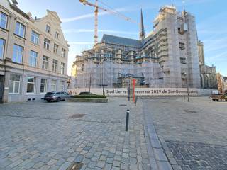 <p><strong>Recht tegenover de Sint-Gummaruskerk, op één van de meest gegeerde locaties van Lier, vindt u dit veelzijdige opbrengstpand. Een unieke combinatie van een commerciële gelijkvloerse ruimte en twee afzonderlijke woonentiteiten, midden in het historische en bruisende stadscentrum.</strong></p><p></p><p><strong>Commerciële toplocatie</strong></p><p>De handelsruimte op het gelijkvloers geniet van maximale visibiliteit dankzij de grote raampartijen en de constante passage. Met zijn uitstekende bereikbaarheid biedt dit eigendom een ideale locatie voor een winkel, kantoor, showroom of de uitoefening van een vrij beroep.</p><p> </p><p><strong>Centraal wonen, alles binnen handbereik</strong></p><p>Op de eerste verdieping bevindt zich een lichtrijk appartement met één slaapkamer. Een aangename woonunit die perfect geschikt is voor eigen bewoning of als investering.</p><p>De bovenste verdieping omvat een ruime duplex met twee slaapkamers. Dankzij de open leefruimte en de praktische indeling biedt deze woonunit alle comfort voor koppels of kleine gezinnen.</p><p> </p><p><strong>Van potentieel naar parel</strong></p><p>Het iconische uitzicht op de Sint-Gummaruskerk? Dat is er al!</p><p>De toekomstplannen voor dit eigendom? Daarin ben je nog vrij. Beide woonunits kunnen opfrissing of renovatie gebruiken, wat jou de kans biedt om alles 100% naar eigen smaak af te werken.</p><p> </p><p><strong>Een pand met tal van mogelijkheden</strong></p><p>Dankzij de ligging in een levendige, toeristische en commerciële omgeving, is dit eigendom bijzonder interessant als opbrengsteigendom of voor wie wonen &amp; werken wil combineren.</p><p>Een eigendom met karakter, zichtbaarheid en een uitzonderlijk investeringspotentieel op een locatie die zelden beschikbaar komt.</p><p> </p><p>Sta je te poppelen om plannen omzetten in daden? Lier@ugly.be.</p>