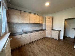 Very conveniently located apartment in the center. Entrance hall, spacious living room, fitted kitchen, fitted bathroom, toilet, 2 bedrooms,...