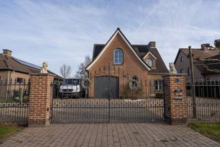 Op zoek naar een landelijke woning waar comfort, ruimte en natuur harmonieus samenkomen?<br />Deze prachtige villa met weides, vijf stallen en garage verdient absoluut uw bezoek. U betreedt de woning via een uitnodigende inkomhal die uitkomt in een uitzonderlijk ruime, lichtrijke leefruimte, waar grote raampartijen zorgen voor een open en warme sfeer en naadloos doorvloeien naar de keuken.<br /><br />Aansluitend bevindt zich een praktische berging/wasplaats met aansluitingen voor wasmachine en droogkast. Op het gelijkvloers is er bovendien een extra kamer, momenteel ingericht als bureau, maar perfect inzetbaar als slaapkamer of hobbyruimte.<br />Op de eerste verdieping zijn er op heden twee zeer ruime slaapkamers, een kinderkamer, een badkamer, een riante dressing, extra bergruimte en toegang tot een grote zolder.<br /><br />Buiten ontvouwt zich een fijne leefomgeving met een grote en een kleinere weide, vijf stallen en een royale tuin waar een recent aangeplante haag voor aangename privacy zorgt. De doorlopende oprit loopt langs de woning tot aan de weides, bijzonder handig voor het laden van dieren, hooi of stro, terwijl de ruime oprit voor de woning en de elektrische poort een vlotte en veilige toegang bieden.<br />De garage biedt plaats aan één wagen en extra bergruimte. Tot slot zorgen zonnepanelen en warmtepompen voor een energiezuinige toets. Deze villa verenigt het beste van landelijk wonen met hedendaags comfort en is helemaal klaar voor haar nieuwe bewoners.