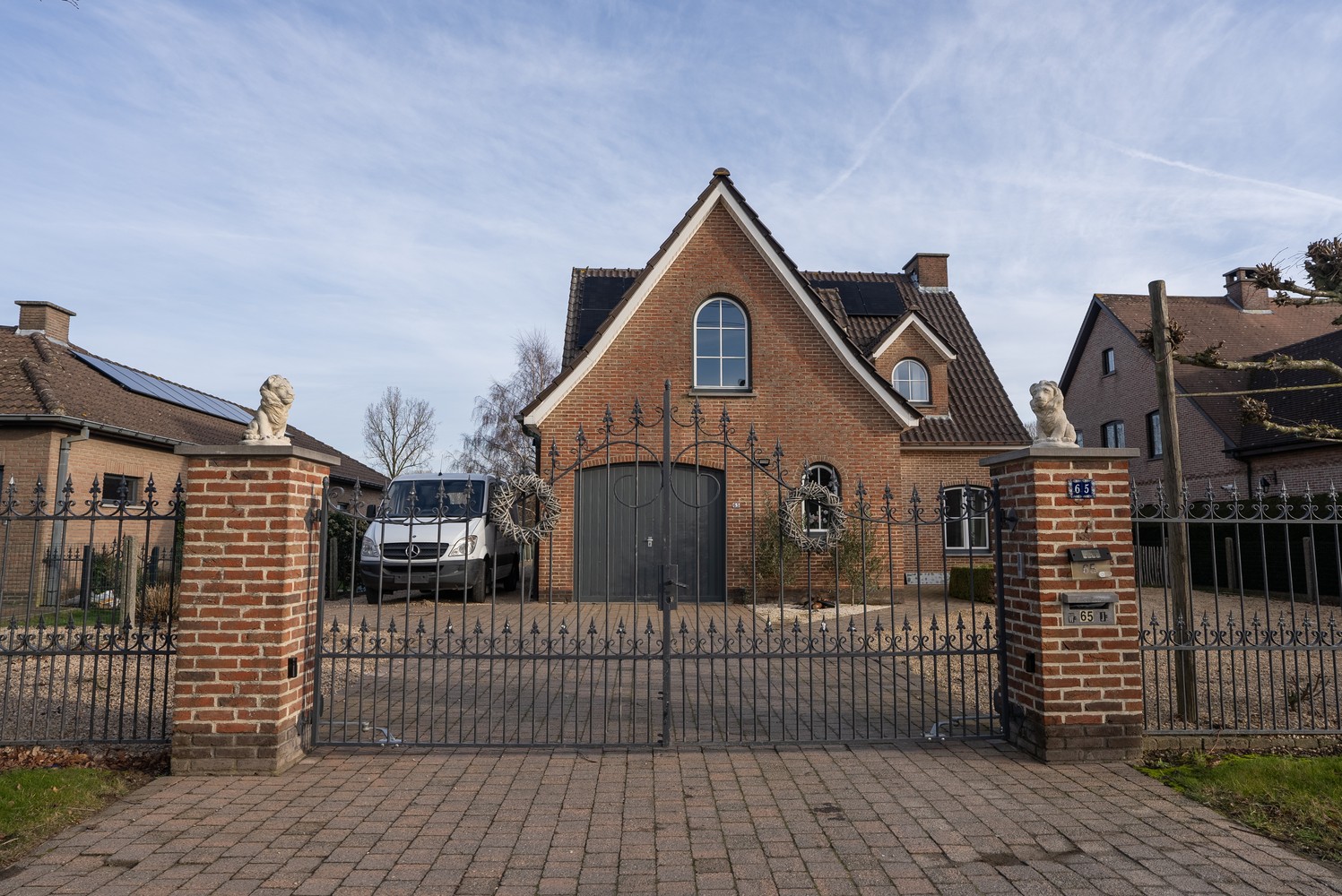 Vrijstaande villa met paardenstallen en weide. - foto 2