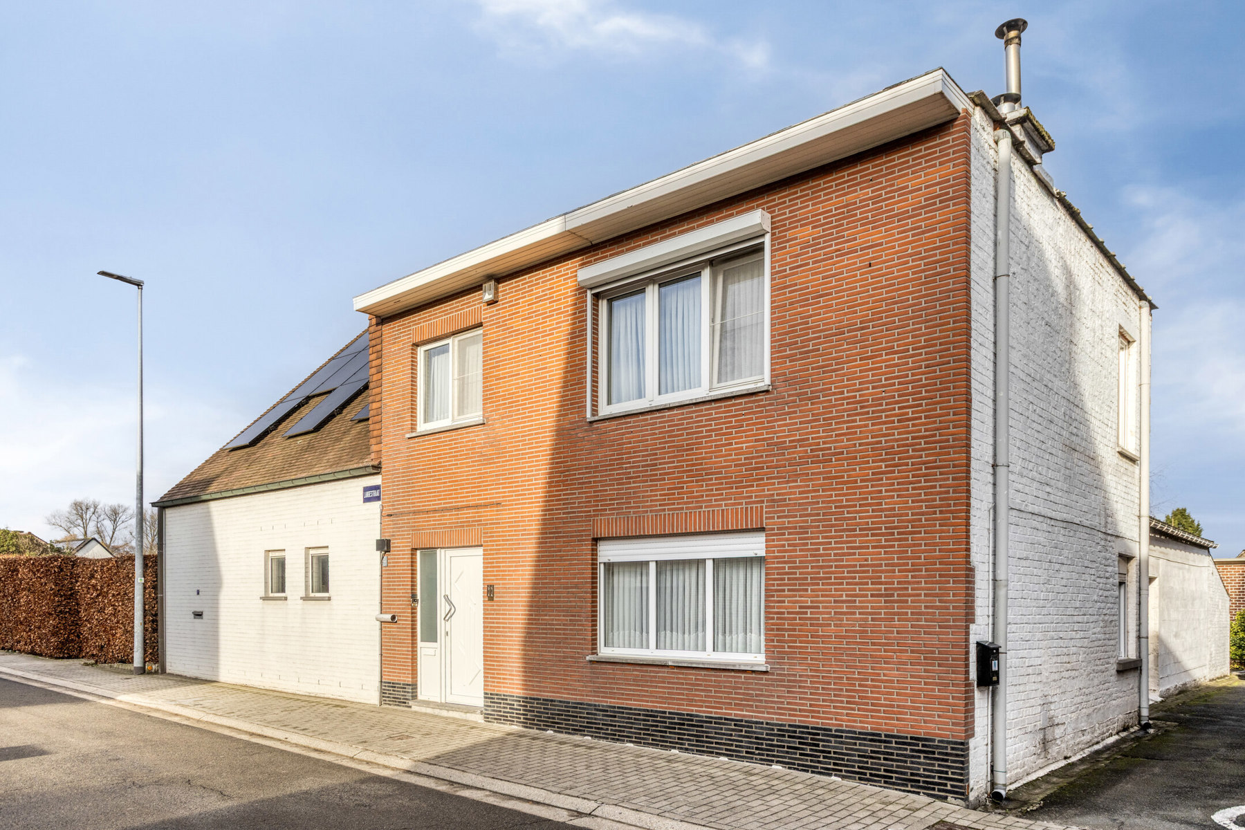 Landelijke driegevelwoning met garage en tuin - foto 2