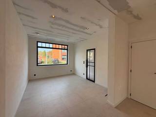 Volledig gerenoveerde BENG-woning met A-label – Gasstraat 33, 2400 Mol<br />Deze volledig gerenoveerde BENG-woning met A-label vindt u nabij het bruisende centrum van Mol. Scholen, winkels en openbaar vervoer liggen op wandelafstand. Dit energiezuinige huis is voorzien van de meest recente technieken, zoals een warmtepomp, ventilatiesysteem D, 8 zonnepanelen en vloerverwarming.<br /><br />Gelijkvloers:<br />Bij het binnenkomen via de afgesloten hal komt u in de lichtrijke leefruimte. Deze bestaat uit een living, eetkamer en een aangrenzende moderne open keuken. De keuken is volledig op maat gemaakt, ingericht met kwalitatieve toestellen en afgewerkt met oog voor detail. Op het gelijkvloers bevindt zich ook het aparte toilet en de badkamer. De badkamer is uitgerust met een ruime inloopdouche, ligbad en wastafel.<br /><br />Eerste verdieping:<br />De bovenverdieping bestaat uit twee kamers: één masterbedroom en één multifunctionele kamer (dressing, extra slaapkamer, bureauruimte, ...).<br /><br />Kelder:<br />Via de leefruimte heeft u rechtstreeks toegang tot de kelder. Hier bevinden zich alle technische installaties, waaronder de warmtepomp, het ventilatiesysteem D en de batterij van 5 kWh.<br /><br />Tuin:<br />De tuin is volledig aangelegd en afgewerkt met oog voor detail.<br /><br />Bijzonderheden:<br />Vloerverwarming voorzien over het volledige gelijkvloers<br />8 zonnepanelen<br />5 kWh batterij<br />Warmtepomp<br />Ventilatiesysteem D<br /><br />Deze woning wordt verkocht onder registratierechten. Het btw-stelsel is niet van toepassing.<br /><br /> 📞 0487 30 46 32<br />✉️ inforenof@gmail.com<br />