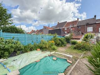 <strong>TE RENOVEREN GESLOTEN BEBOUWING</strong> in Ronse combineert <strong>AUTHENTIEKE ELEMENTEN</strong> met tal van <strong>UITBREIDINGSMOGELIJKHEDEN</strong>. Met drie slaapkamers en extra ruimte voor uitbreiding is dit een ideale kans voor wie zijn <strong>DROOMWONING OP MAAT WIL CREËREN</strong>. De authentieke elementen geven het <strong>INTERIEUR EEN CHARMANTE BASIS</strong> voor renovatie. Naast de drie bestaande slaapkamers biedt het huis uitbreidingsmogelijkheden voor wie <strong>MEER WOONRUIMTE</strong> wenst. Het <strong>ZUIDWEST GEORIËNTEERDE STADSTUINTJE</strong> is een extra troef – perfect voor wie wil genieten van de <strong>NAMIDDAG- EN AVONDZON</strong> in alle rust. <strong>PARKEREN</strong> kan vlot in de straat. Deze woning is gunstig gelegen langs een <strong>VERBINDINGSWEG RICHTING BRAKEL, ELLEZELLES EN FLOBECQ</strong>, wat zorgt voor een vlotte bereikbaarheid. Het centrum van Ronse bevindt zich op korte afstand, net als het <strong>MUZIEKBOS</strong> – een geliefde plek voor wandelaars en natuurliefhebbers. Dankzij de <strong>DIRECTE FIETSVERBINDING</strong> bereik je vlot scholen, winkels en ontspanning. Of je nu op zoek bent naar een gezinswoning met karakter of een <strong>INVESTERING IN EEN OPKOMENDE BUURT</strong>, deze woning heeft het potentieel om jouw verwachtingen te overstijgen.<br /><br />Adres: Savooistraat 8 te Ronse<br /><br />Renovatieplicht van toepassing, P-score: A, G-score: A