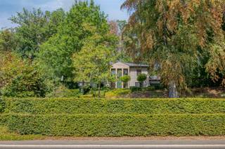 <p><span>Deze exclusieve villa is door IMMO-TIME in GEEN TIJD verkocht. Wilt u ook in GEEN TIJD succes boeken? Contacteer ons dan voor een vrijblijvende waardebepaling of spring gerust binnen op ons kantoor op de Vismarkt te Leuven voor een eerste kennismaking zodat wij met veel enthousiasme onze werkwijze en onze interessante voorwaarden aan u kunnen voorstellen. Bij IMMO-TIME staan tijd en service immers centraal. Tijd voor u en met aandacht van uw wensen.</span></p><p><span> </span></p><p><span>Grenzend aan het Chartreuzenbos, op een zucht van het historische centrum van Leuven en met een vlotte verbinding naar belangrijkste invalswegen, presenteren wij u met trots deze discreet verscholen en tijdloze villa, gelegen op de grens met Kessel-Lo en Linden.</span></p><p><span> </span></p><p><span>Deze ware vastgoedparel, omgeven door groen en met een unieke woonbeleving in elk seizoen, is gelegen op een mooi perceel van circa 20 are. Deze tijdloze villa, met als bouwjaar 1990, werd reeds smaakvol gerenoveerd met oog voor kwaliteit, comfort en hoogwaardige materialen.</span></p><p><span> </span></p><p><span>Met een bruikbare vloeroppervlakte van maar liefst 272 m² omvat dit eigendom op het gelijkvloers een inkomhal met vestiaire en gastentoilet, gevolgd door een ruime living met haard en inbouwkasten. Aansluitend bevindt zich een aangename en lichtrijke veranda die naadloos overgaat in het zonovergoten terras. Verder beschikt het gelijkvloers over een volledig ingerichte keuken, een praktische berging met wasplaats en een dubbele garage met automatische sectionale poorten. De eerste verdieping omvat een nachthal met bureauruimte, drie volwaardige slaapkamers, een apart toilet, een badkamer met ligbad en douche en nog een tweede afzonderlijke douchekamer.</span></p><p><span> </span></p><p><span>Ook buiten weet dit eigendom te overtuigen met zijn onderhoudsvriendelijke en groene tuin, die een oase van rust vormt.</span></p><p><span> </span></p><p><span>Kortom, een ware opportuniteit voor wie op zoek is naar een instapklare, energiezuinige en ruime woning op een prachtig perceel met een unieke combinatie van rust, privacy, groen en bereikbaarheid.</span></p><p><span> </span></p><p><span>Voor snelle beslissers!</span></p><p><span> </span></p>