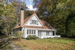 Droomt u van een charmant en ruim huis te koop met veel potentieel op een unieke en rustige locatie? Dan is deze karaktervolle open bebouwing in Putte-Kapellen de ideale opportuniteit. De bereikbaarheid van de faciliteiten in zowel Putte-Kapellen als Heide is uitstekend.De indeling van de woning is als volgt:Gelijkvloers: we betreden de woning via de ruime inkomhal. Aan de rechterzijde bevindt zich de lichtrijke leefruimte met eet- en zitgedeelte en open haard. De linkerzijde omvat een afzonderlijke keuken met mogelijkheid om een aparte eetkamer te voorzien. Verder omhelst de gelijkvloerse verdieping een gastentoilet, ruime wasplaats en bergruimte.Eerste verdieping: via de trap bereiken we de eerste slaapkamer op een tussenverdieping. De masterbedroom heeft zicht op de omliggende velden en een eigen aansluitende badkamer. Verder vinden we een derde slaapkamer en tweede badkamer. De woning is gelegen op een ruim perceel met heel wat parkeergelegenheid en uitzicht op de omliggende weilanden. Het betreft een grote, zonnige tuin met veel privacy rondom het huis. Bijzonderheden:- EPC: 558 kWh/m²- eventueel mogelijkheid om paard te stallen in de nabije omgeving De grote troeven van dit huis zijn onmiskenbaar de charmante stijl en de centrale én rustige ligging in Putte-Kapellen. Interesse in deze unieke woning? Neem dan zeker contact op via 03 666 66 66 of femke.van.helvert@dewaele.com.Dewaele Vastgoed Kapellen, Hoevensebaan 25Dit pand is onderworpen aan de renovatieverplichting van de Vlaamse overheid voor residentiële gebouwen (behoudens bij sloop binnen 5 jaar na de aankoop). Consulteer voor meer informatie de website van het Vlaams Energie- en Klimaatagentschap via https://www.vlaanderen.be/een-woning-kopen/renovatieverplichting-voor-residentiele-gebouwen