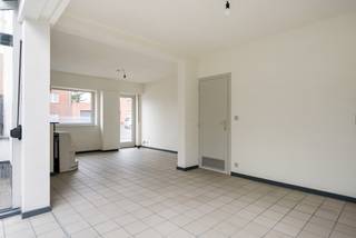 Gerenoveerde halfopen bebouwing nabij centrum Mol. De woning biedt u een ruime woonkamer, een eetkamer met aansluitend een veranda met zicht op...