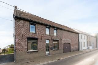 Nabij het centrum van Brakel, doch rustig gelegen, ontdek je deze karaktervolle gezinswoning op een ruim perceel van 2.130 m². <br /><br />De woning biedt aangename leefruimtes met veel licht, drie volwaardige slaapkamers en een vernieuwde badkamer. De kelder zorgt voor praktische bergruimte. Daarnaast biedt de ruime, nog in te richten zolder mogelijkheden voor wie extra ruimte naar eigen wens wil creëren.<br /><br />Een bijzondere troef is de ruime garage, die ook dienst kan doen als opslagplaats, kleine loods of creatieve werkruimte. De oprit aan de zijkant van de woning biedt een praktische toegang tot het perceel. Zonnepanelen en EPC-label D vervolledigen het geheel.<br /><br />Interesse? Neem gerust contact op voor meer informatie of om uw bezoek in te plannen.<br /><br />Ook benieuwd naar de waarde van jouw eigendom? Contacteer Stefanie via stefanie@immofrancois.be voor een gratis en vrijblijvende waardebepaling. <br /><br />