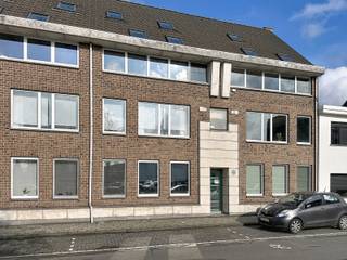 Dit duplexappartement is gelegen in de Kapellestraat te Aartselaar en geniet van een centrale ligging, vlakbij winkels, openbaar vervoer en...