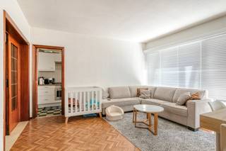 <p>Te koop: instapklaar appartement met 2 slaapkamers in het hart van Mechelen, op wandelafstand van winkels, scholen en openbaar vervoer.</p>
<p> </p>
<p>Dit appartement combineert een praktische indeling met een uitstekende ligging. Dankzij de conforme attesten kan u meteen intrekken zonder nodige werken. Gelegen pal in het centrum, geniet u van alle stadsvoorzieningen binnen handbereik. Met twee volwaardige slaapkamers is het ideaal voor koppels, kleine gezinnen of als investering.</p>
<p> </p>
<p>Belangrijkste ruimtes:<br />• Ruime inkomhal<br />• Woonkamer met natuurlijke lichtinval<br />• Keuken<br />• Twee slaapkamers, beide volwaardig in grootte<br />• Badkamer met ligbad en wastafel in meubel<br />• Berging met aansluiting wasmachine<br />• Apart toilet</p>
<p> </p>
<p>• 2 extra bergingen bij aan te kopen voor €5.000 (2 m² en 4 m²)<br />• Binnen staanplaats bij aan te kopen voor €25.000</p>
<p> </p>
<p>Troeven:<br />• Instapklaar met conforme attesten<br />• Centrale ligging in Mechelen<br />• Twee volwaardige slaapkamers</p>