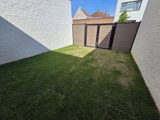 Super ruime en zeer centraal gelegen instapklare woning!! Bestaande uit hal, ongelooflijk ruime living met zit- en eethoek en volledig geïnstalleerde keuken, apart toilet, berging/wasplaats. Gezellige tuin met uitweg achteraan via een nieuw geïnstalleerde poort. Droge kelder. De 1ste verdieping omvat een grote slaapkamer en badkamer met ligbad, inloopdouche, dubbele lavabo en toilet. De 2de verdieping telt nog eens 2 slaapkamers. Overal nieuwe elektriciteit, centrale verwarming op aardgas, nieuwe ramen, enz.... EPC LABEL B!!!!