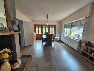 <p><span>Op zoek naar een ruime, instapklare gezinswoning in een rustige en aangename buurt? Deze prachtig afgewerkte vrijstaande woning combineert comfort, ruimte en praktische voorzieningen met een grote, verzorgde tuin.</span></p>
<p><span>De woning beschikt over drie slaapkamers en een aparte bureauruimte, ideaal voor wie regelmatig van thuis uit werkt. Daarnaast zijn er twee badkamers: op de bovenverdieping vind je een ligbad, wastafel en toilet, terwijl de badkamer beneden is uitgerust met een douche, wastafel en toilet. Dit zorgt voor extra comfort en gemak voor het hele gezin.</span></p>
<p><span>De ruime keuken is voorzien van twee ovens en een inductiekookplaat en vormt een praktische plek om samen te koken en te genieten. De woning wordt verwarmd met centrale verwarming op aardgas. Verder beschikt de woning over een grote, droge kelder die uitstekend dienst kan doen als extra bergruimte.</span></p>
<p><span>Ook op vlak van afwerking is aan alles gedacht. Er zijn inbouwkasten aanwezig en verlichting en gordijnen zijn voorzien. Screens en rolluiken zorgen voor extra comfort en privacy.</span></p>
<p><span>Buiten geniet je van een grote, verzorgde tuin met tuinhuis, waar je in alle rust kunt ontspannen en genieten van de ruimte en privacy.</span></p>
<p><span>Kortom, een ruime en uitstekend onderhouden gezinswoning met een praktische indeling, hoogwaardige afwerking en tal van extra's. Een ideale thuis voor wie comfort en rust wil combineren.</span></p>
<p>Beschikbaar vanaf 1 oktober 2026.<br /><br />Heb je interesse? Vraag uw bezoek aan via onze website https://www.immovl.be/te-huur/list en druk op de knop '<strong>IK WENS EEN BEZOEK</strong>'.</p>