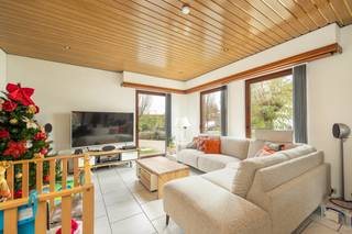 In het charmante Massenhoven bevindt zich deze aangename gelijkvloerse woning, ideaal voor wie comfortabel en toekomstgericht wil wonen. Dankzij de praktische indeling met alle leefruimtes op het gelijkvloers geniet u hier van een vlot en zorgeloos wooncomfort, zonder trappen.<br /><br />De woning verwelkomt u met een lichtrijke leefruimte en een ruime, uitgeruste keuken met aansluitend een praktische berging/bureau en wasplaats. Verder zijn er twee (volwaardige) slaapkamers en een badkamer uitgerust met zowel een ligbad als een douche. De inpandige garage met automatische poort zorgt voor extra gebruiksgemak.<br /><br />Achteraan is het heerlijk vertoeven in de gezellige veranda met aanpalend overdekt terras, waar u volop kan genieten van de west gerichte tuin en de avondzon.<br /><br />Daarnaast beschikt de woning over een ruime zolder, bereikbaar via een uitschuifbare trap, waar ook het cv-toestel is ondergebracht. Onder een groot deel van de woning bevindt zich een kruipruimte.<br /><br />De ligging is zeker een troef: Het dorpscentrum bevindt zich op een korte afstand, net als een bakker, apotheker, lagere school en andere dagelijkse voorzieningen. Bovendien zijn er in de nabije omgeving tal van wandel- en fietsroutes, waaronder de as van het Albertkanaal en het Hof van Massenhoven; ideaal voor wie houdt van natuur en ontspanning. Dankzij de nabijheid van belangrijke invalswegen zoals de E313 en de E34 geniet u daarnaast van een vlotte verbinding naar omliggende gemeenten en steden, terwijl u tegelijk profiteert van het wooncomfort dat een laagbouwwoning biedt.<br /><br />Bijzonderheden: Automatische rolluiken - Vloerverwarming - Ligging - Laagbouw - Alarmsysteem - Stedenbouwkundige informatie in aanvraag - P Score: A - G score: A