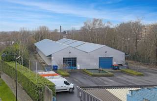 Multifunctioneel bedrijfsgebouw van +/-900m² toegankelijk via sectionaalpoort, met bureauruimte, sanitairRuime parking en circulatieruimte rond het...