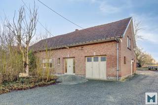 Ontdek deze unieke hoeve waar ruimte, rust en mogelijkheden perfect samenkomen.Deze charmante woning met 3 volwaardige slaapkamers is gelegen op een...