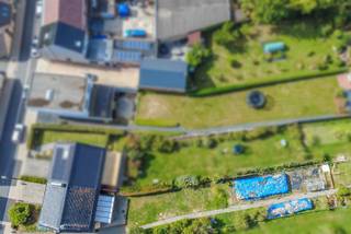 Een ruime en degelijke driegevel woning met oa. 3 slaapkamers, oprit/parking, garage, terras en tuin op een perceel van 9a86ca. Rustig gelegen nabij alle faciliteiten en invalswegen.<br /><br />Op het gelijkvloers: inkomhal met toilet (7.00m²), gezellige leefruimte (32.00m²), keuken (12.00m²), veranda (21.00m²);<br />Op de eerste verdieping: nachthal, 3 slaapkamers (8.50 / 16.50 / 17.00m²), badkamer (wastafel, bad, toilet);<br />Verder: bergzolder (18.00m²), kelders (19.00m²), ruime garage (36.00m²), oprit/parking, terras en aangename verzorgde tuin;<br /><br />Buitenschrijnwerk hout dubbele beglazing – Centrale verwarming op stookolie<br />EPC: 308 Kwh/m² (label: D - geen renovatieverplichting!) - UC: 3899748<br />Perceeloppervlakte: 9a 86ca - kadastraal inkomen: 1.346 EUR<br />Nutsvoorzieningen: regenwaterput<br />Vrij bij akte<br /><br />Stedenbouwkundige inlichtingen aangevraagd.