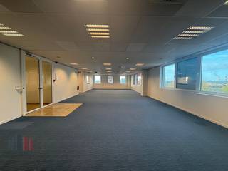 Centraal gelegen langs de E403 Brugge - Doornik, te Roeselare vindt u deze lichtrijke kantoorruimte te huur van +/- 284 m² .De instapklare...