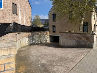 Deze garagebox is te betreden via de Bosstraat. U rijdt via de automatische poort de ondergrondse parking binnen en aan de linkderzijde vindt u...