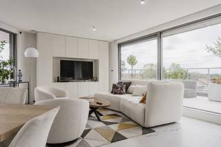 Welkom in residentie <strong>L’Orée du Parc</strong>.<br />Op de <strong>bovenste verdieping</strong> van deze residentie bevindt zich dit <strong>unieke penthouse</strong>, bereikbaar via een <strong>beveiligde lift</strong>.<br />De <strong>lichtrijke leefruimte</strong> omvat een <strong>woonkamer, eetplaats</strong> en <strong>volledig uitgeruste open keuken</strong>.<br /><strong>Grote raampartijen</strong> zorgen voor <strong>veel natuurlijk licht</strong> en geven <strong>rechtstreeks toegang</strong> tot het <strong>panoramische terras</strong> <strong>van ca. 80 m²</strong>, met een <strong>prachtig uitzicht over het park</strong>.<br /><br />Het penthouse beschikt over <strong>4 slaapkamers</strong>, <strong>elk met</strong> toegang tot een <strong>eigen terras</strong>, een <strong>badkamer</strong> met <strong>ligbad en douche</strong>, een <strong>tweede doucheruimte</strong>, <strong>2 aparte toiletten</strong>, waarvan <strong>een gastentoilet</strong> en een <strong>wasruimte</strong>.<br />Verder is het penthouse voorzien van <strong>vloerverwarming op gas</strong>, <strong>aluminium ramen</strong> met <strong>dubbele beglazing</strong>, <strong>video-intercom</strong> en <strong>camerabeveiliging</strong>.<br />Met een <strong>EPC-score B</strong> is de woning bovendien <strong>bijzonder energiezuinig</strong>. Daarnaast beschikt het penthouse over een <strong>privatieve zolder</strong> en is er <strong>voldoende parkeergelegenheid</strong>.<br /><br />Kortom <strong>een bijzonder penthouse</strong> dat de <strong>ruimte en het comfort</strong> <strong>van een woning</strong> <strong>combineert</strong> <strong>met</strong> het <strong>uitzicht en gemak van een appartement</strong>.<br /><br /><strong>Interesse in een bezoek? Contacteer:</strong><br />Matthis via +32 477 804 350 - <u><strong>matthis@dekeyser.immo</strong></u><br />Frank via +32 475 674 835 - <u><strong>frank@dekeyser.immo</strong></u>