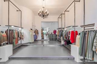 Situé dans la principale rue commerçante de Halle, cet espace commercial très bien situé offre de nombreuses opportunités pour votre entreprise...