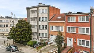 <p>Te koop: Verhuurd appartement in het centrum van Laken op korte afstand van scholen en belangrijke invalswegen.<br />Dit appartement uit 1970 biedt een praktische indeling en een centrale ligging, ideaal voor wie wil wonen nabij alle stedelijke voorzieningen. De woonkamer is ruim en licht, er is een slaapkamer en bureau. Dankzij de nabijheid van scholen en goede verbindingen met het openbaar vervoer is dit een uitstekende keuze voor zowel starters als investeerders.</p>
<p> </p>
<p>Belangrijkste ruimtes:<br />• Ruime woonkamer (32 m²) met veel lichtinval<br />• Keuken (7 m²) met functionele indeling<br />• Slaapkamer (16 m²) <br />• Bureel (6 m²) ideaal als werk- of hobbyruimte<br /><br />Troeven:<br />• Centrale ligging nabij scholen en openbaar vervoer<br />• Functionele indeling met aparte werkruimte<br />• Compact terras voor buitenmomenten</p>
<p> </p>
<p>Neem vandaag nog contact op met je ERA-makelaar voor een bezoek.<br />JOUW DROOMAPPARTEMENT. ZO GEVONDEN!</p>