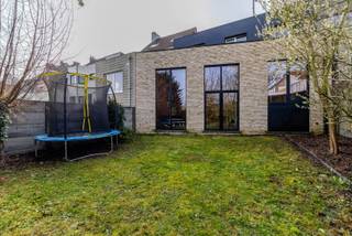 Karaktervolle jaren ’30-woning met authentieke gevel, gunstig gelegen nabij het centrum van Deinze.<br /><br />Deze unieke eigendom beschikt over maar liefst 371 m² bewoonbare oppervlakte en combineert charme, ruimte en veelzijdigheid.<br /><br />Bij het betreden van de woning komt u binnen in een statige inkomhal. Rechts bevindt zich een (momenteel ingerichte) ruime vergaderzaal, ideaal voor een zelfstandige activiteit of vrij beroep. Links bevindt zich een gastentoilet. Verder is er toegang tot de inpandige garage, en het woongedeelte.<br /><br />De woning beschikt over een keuken en een recent gerealiseerde uitbouw (2018) met een royale, open leefruimte. De bijzonder hoge plafonds en grote raampartijen zorgen hier voor een uitzonderlijk ruimtegevoel en een overvloed aan natuurlijk licht. Aansluitend situeert zich de aangename stadstuin.<br /><br />Daarnaast is de woning volledig onderkelderd, wat zorgt voor extra opslag- of gebruiksmogelijkheden.<br /><br />Op de bovenverdieping bevinden zich vier slaapkamers, een bureauruimte, een washoek en een badkamer uitgerust met o.a. een bad als een douche. Bovendien is er een ruime zolder aanwezig die uitbreidingsmogelijkheden biedt.<br /><br />De woning beschikt over een gunstig EPC-label B en is technisch degelijk (o.a. zonnepanelen, conforme elektrische keuring, ... ).<br />Er is parkeergelegenheid vooraan de woning, wat een bijzondere troef is.<br /><br />Kortom, een karaktervolle eigendom waar wonen en werken perfect in harmonie kunnen samengaan.