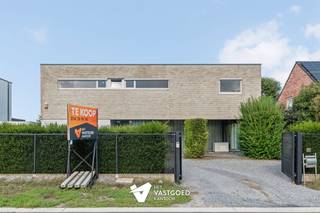 <p><span>Ruime, recente woning op TOP-ligging!</span></p><p><span> </span></p><p><span>Belangrijkste troeven:</span></p><p><span>- Recente, ruime woning met toffe indeling en zeer mooie ruimtes</span></p><p><span>- Fantastische, lichtrijke leefruimte met met open keuken en zicht op tuin en achterliggende velden</span></p><p><span>- Knappe zithoek met parket en aansluitend bureau met maatkasten</span></p><p><span>- 4 slaapkamers, berging/wasplaats met maatkasten</span></p><p><span>- Veel gebruik gemaakt van inbouwkasten</span></p><p><span>- Zonnepanelen met groenestroomcertificaten met opbrengst van bijna 2.000€/jaar</span></p><p><span>- Gelegen op een mooi, omheind perceel, voorzien van ruim terras met overkapping</span></p><p><span>- TOP-ligging nabij centrum en toch zeer rustig met prachtige zichten</span></p><p><span>- Extra's: volledig onderkelderd, alarm, screens, airco's, beregening, dakterras, achteraan bereikbaar,...</span></p><p><span> </span></p><p><span>Bekijk zeker ook de 3D virtuele rondleiding en de grondplannen met de afmetingen. Zo krijgt u van thuis uit al een perfect beeld van wat deze woning te bieden heeft!</span></p><p><span>Wenst u meer info of een vrijblijvende bezichtiging, contacteer dan ons kantoor op het nummer 014 39 99 99 en wij helpen u graag verder.</span></p>