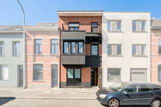 <p>Op zoek naar een <strong>instapklare gezinswoning </strong>waar <strong>authentieke charme en hedendaags wooncomfort </strong>perfect samengaan? Deze prachtige woning aan de Leuvensesteenweg in Mechelen zal u meteen weten te bekoren. Dankzij de u<strong>itstekende ligging </strong>geniet u van een vlotte verbinding naar het centrum van Mechelen, Leuven en Antwerpen, terwijl winkels, scholen en openbaar vervoer zich op wandel- en fietsafstand bevinden.</p><p></p><p>De woning ademt karakter dankzij de authentieke art-deco-elementen, zoals de originele tussendeuren en de stijlvolle trap. Tegelijk werd ze doorheen de jaren zorgvuldig gerenoveerd. Zo werden de <strong>moderne keuken </strong>en de achterbouw gerealiseerd in 2018. Op de verdiepingen bevinden zich <strong>vier volwaardige slaapkamers</strong> en<strong> twee stijlvolle badkamers </strong>(2022 en 2021), terwijl <strong>airconditioning</strong> in de slaapkamers extra comfort biedt.</p><p></p><p>Ook buiten is het aangenaam vertoeven. De onderhoudsvriendelijke,<strong> organisch aangelegde tuin </strong>(2023) met cortenstaal en het volledig gebetonneerde terras vormen de ideale plek om te ontspannen.</p><p></p><p>Verder beschikt de woning over <strong>9 zonnepanelen</strong>, PVC-ramen met dubbele beglazing (2020-2022), <strong>elektrische zonnescreens, ventilatie</strong> op de bovenste verdiepingen, waterverzachter, een droge kelder, <strong>groendak</strong>, kruipzolder, een <strong>praktische fietsenberging</strong> die tevens als wasruimte kan dienen en een parlofoon.</p><p></p><p>Een instapklare woning waar karakter, ruimte, comfort en energiezuinigheid samenkomen. Maak vandaag nog een afspraak en ontdek zelf alles wat deze unieke woning te bieden heeft.</p><p></p><p>Bent u in de wolken van deze woning? Plan nu uw bezoek in via: </p><p><strong>nico@altro-vastgoed.be - 04 88 42 42 24 </strong></p>